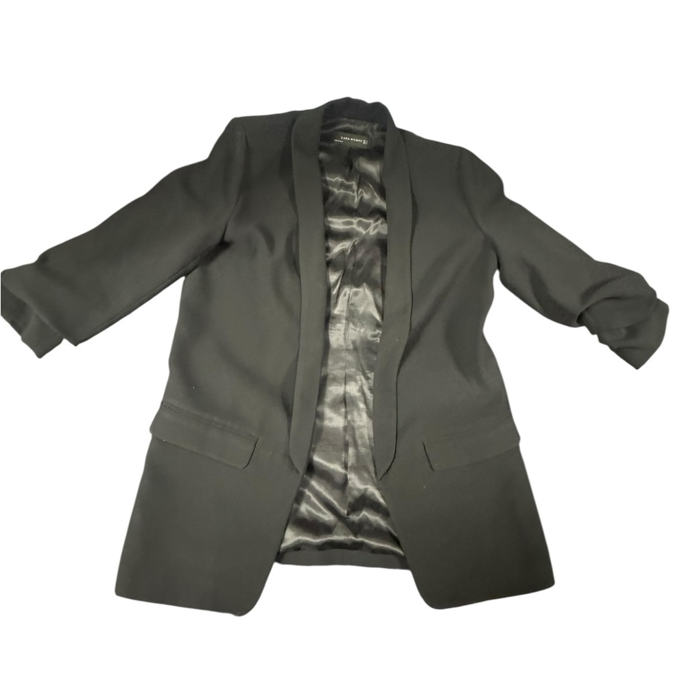 Zara Black Blazer with Structured Shoulders and Fitted Silhouette